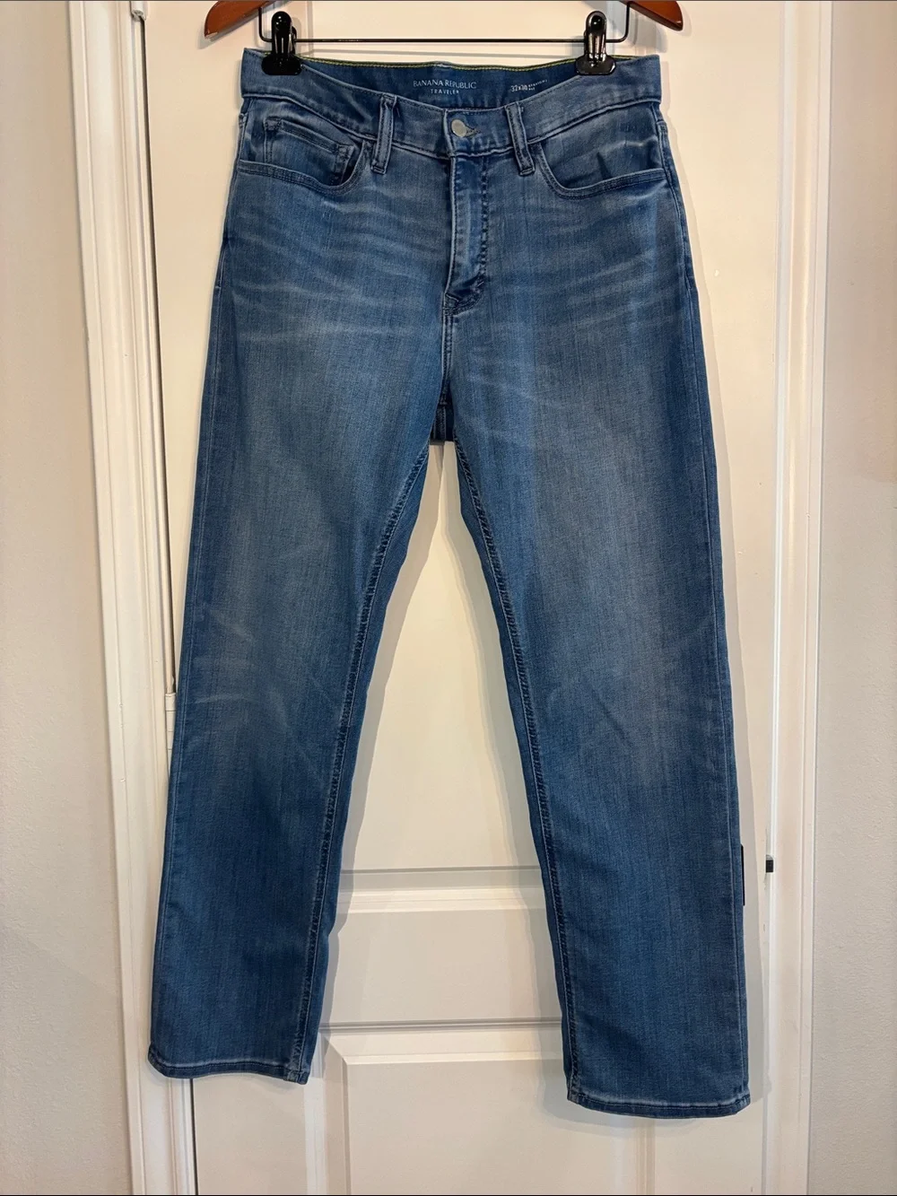 Banana Republic The Traveler Men’s Straight Fit Jeans in light denim Wash. 32X30